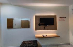 TV a/nebo společenská místnost v ubytování Sri SUBHAMASTHU GRAND + 24 fotografií