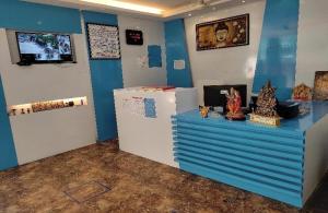 TV a/nebo společenská místnost v ubytování Sri SUBHAMASTHU GRAND