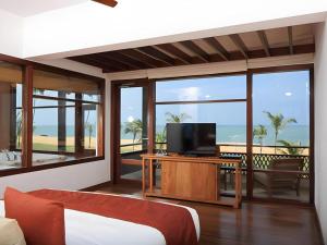 Télévision ou salle de divertissement dans l'établissement Anantaya Resort and Spa Chilaw