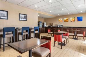un restaurant avec des tables et des chaises et un bar dans l'établissement Comfort Inn, à Center Line