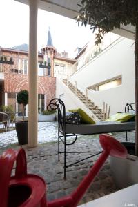 Bazén v ubytování Hotel Le Prieuré et La Résidence nebo v jeho okolí