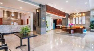 a lobby of a hotel with a table in it at Jinjiang Inn Kunming Changshui Airport in Kunming