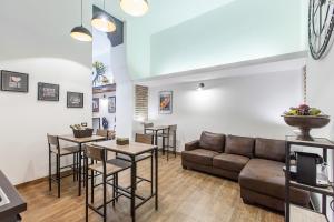 A seating area at Del Falco Boutique Rooms San Pietro