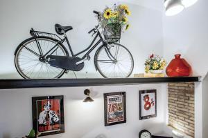 uma bicicleta está numa prateleira acima de uma lareira em Del Falco Boutique Rooms San Pietro em Roma