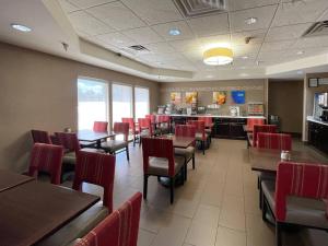 a dining room with tables and chairs in a restaurant at Comfort Suites in Crossville