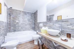 A bathroom at Del Falco Boutique Rooms San Pietro Még 20 kép