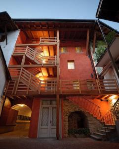 un edificio con balcones en un lateral en Locanda In Borgo Garnì & Wellness, en Borgo