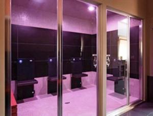 bagno con lavandini e servizi igienici in camera di Locanda In Borgo Garnì & Wellness a Borgo