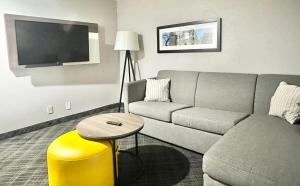 a living room with a couch and a table at Comfort Inn & Suites Cartersville - Emerson Lake Point in Cartersville