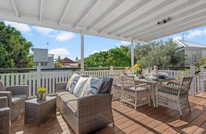 een terras met een tafel en stoelen op een dek bij Prime Position in Scarborough in Scarborough