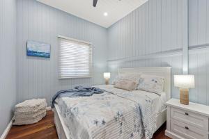 een slaapkamer met een bed, 2 lampen en een raam bij Prime Position in Scarborough in Scarborough