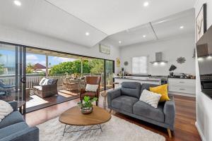 een woonkamer met een bank en een tafel bij Prime Position in Scarborough in Scarborough