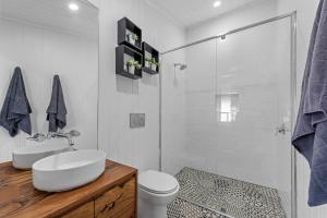 een badkamer met toilet, wastafel en douche bij Prime Position in Scarborough in Scarborough +5 foto's