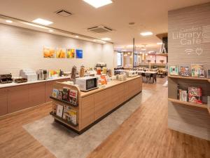 a cafeteria with a counter and a cafeteriaasteryasteryasteryasteryasteryasteryasteryastery at Comfort Hotel Hachinohe in Hachinohe