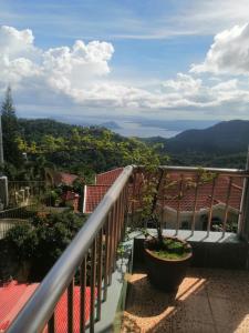 un balcon avec vue sur les montagnes dans l'établissement Sang Yoo Mountain View Tagaytay Staycation - Over Looking Of Taal Volcano, à Tagaytay