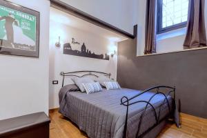 um quarto com uma cama num quarto com uma janela em Del Falco Boutique Rooms San Pietro em Roma