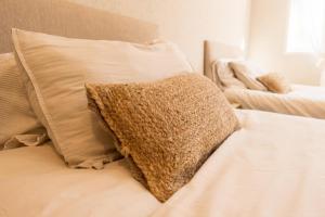 a brown pillow sitting on top of a couch at Sueño Grande in Lliber +50 photos