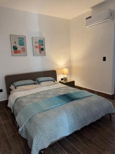 Ένα ή περισσότερα κρεβάτια σε δωμάτιο στο Lujoso apartamento con acceso a club de playa