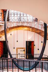 Elle offre une vue sur une chambre dotée d'un plafond avec des lustres. dans l'établissement PEST-BUDA Design Hotel, à Budapest