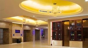 a lobby with a yellow ceiling in a building at Putian Haiyuan International Hotel in Putian +174 photos