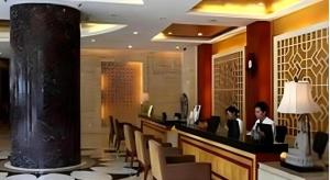 a woman sitting at a counter in a restaurant at Maihao International Hotel in Zhuhai +173 photos