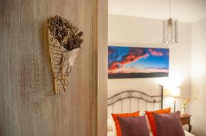 a bedroom with a wall with a vase on the wall at Al Viento, Alojamiento & Turismo Rural Prádena del Rincón in Prádena del Rincón +94 photos