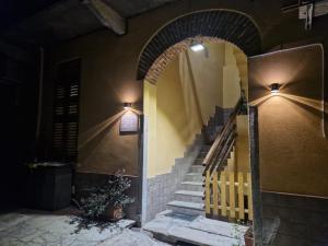 un bâtiment avec un escalier éclairé dans l'établissement Corte Malpensa, à Somma Lombardo