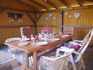 een houten tafel en stoelen in een houten kamer bij Villa Frymburk in Frymburk