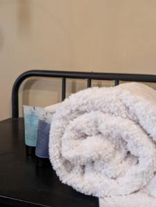 a pile of white towels sitting on a bed at בקצה השמים in Bar Yohai