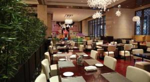 a dining room with a long table and chairs at Weida Hotel Jinhua in Jinhua