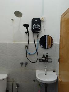 Pakaにあるdarynazs 2 homestayのシャワーと洗面台付きのバスルーム
