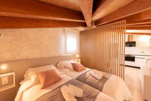 Ένα ή περισσότερα κρεβάτια σε δωμάτιο στο ALAIA ROOMS, Apartamentos Turísticos 0002