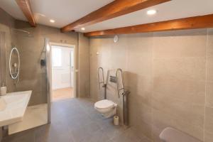 Ένα μπάνιο στο ALAIA ROOMS, Apartamentos Turísticos 0002 +23 φωτογραφίες