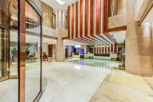 - un hall avec une piscine dans un bâtiment dans l'établissement Moon Crescent Hotel (Chengdu West Steition Culture Palace Metro Stetion Branch), à Supoqiao