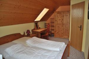 クアオルト・オーバーヴィーゼンタールにあるFerienhaus Keilbergblickの木製の天井が特徴のベッドルーム1室(ベッド1台付)