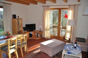 クアオルト・オーバーヴィーゼンタールにあるFerienhaus Keilbergblickのテーブルとダイニングルームのあるリビングルーム