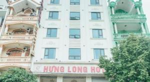a large white building with a hong long hotel sign on it at Hung Long Hotel in Ðồng Ky