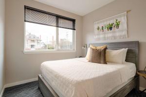 a bedroom with a large bed and a window at Stay Portland - The Mid-Century Cabin in Portland - Thrift & Eat in Portland