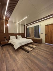 Postel nebo postele na pokoji v ubytování The Nawalam Swiss Resort Yamunotri + 20 fotografií