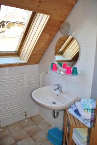 クアオルト・オーバーヴィーゼンタールにあるFerienhaus Keilbergblickのバスルーム(シンク、天窓付) +28枚の写真