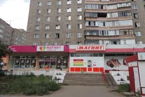 マグニトゴルスクにあるApartment Voroshilova 10の高層ビル前の店