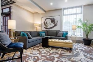 Ruang duduk di The Champlain Waterfront Hotel, an Ascend Collection Hotel