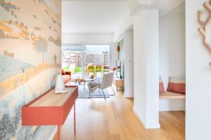 a living room with a desk and a room with a bedroom at Rodern - Le Cocon des vignes in Rodern