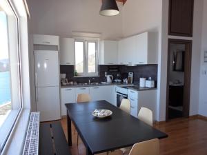 Кухня или мини-кухня в Lefka's Villas

