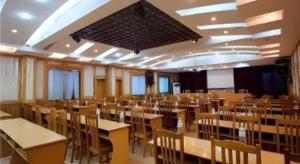 a large banquet hall with tables and chairs at JTOUR Inn Guilin Two Rivers and Four Lakes Walmart in Guilin