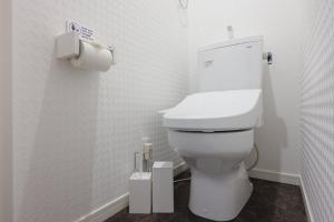 un bagno con un water bianco in una cabina di Smart VILLA Hatanodai I a Tokyo