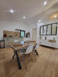 Saint-Martin-de-BrômesLa douceur du verdon的厨房兼餐厅，配有桌椅