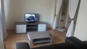 Uma televisão e/ou sistema de entretenimento em Casa Claudia - Pool and Wifi