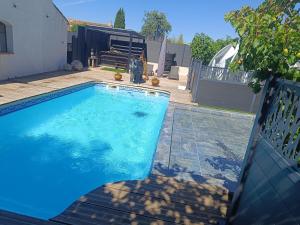 a swimming pool in the backyard of a house at mauran berre insolite in Berre-lʼÉtang