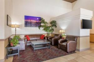 Il comprend un salon doté d'un mobilier en cuir et d'une télévision à écran plat. dans l'établissement Best Western Tolleson Hotel, à Phoenix